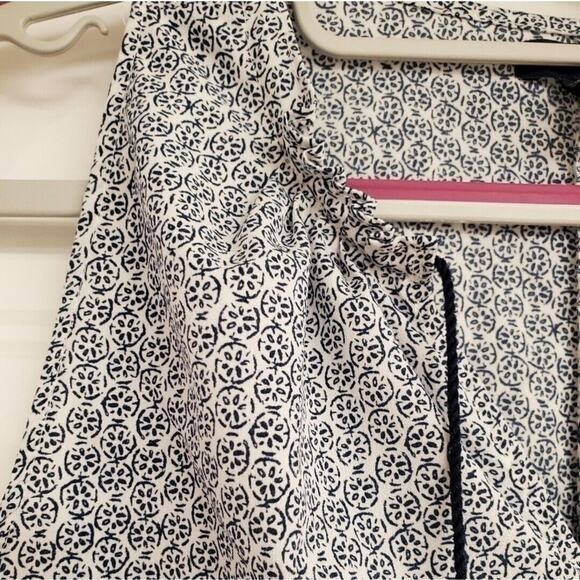 Women's Gap White/Blue Floral Sleeveless V-Neck Blouse | Size XS - Picture 4 of 7